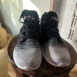 Lululemon and APL athletic propulsion labs ascend black and gray 8.5.